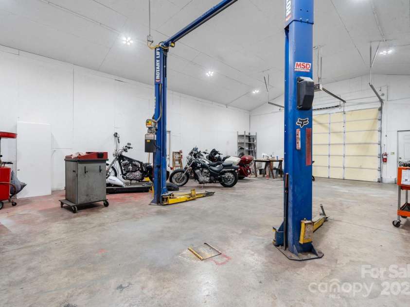 1246 Hillsboro Avenue, Hickory, NC 28602.  MLS# CAR4199854, YatesRealty ID 1745. Detached garage