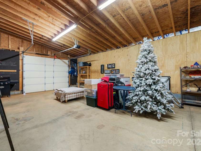 1246 Hillsboro Avenue, Hickory, NC 28602.  MLS# CAR4199854, YatesRealty ID 1745. Detached garage