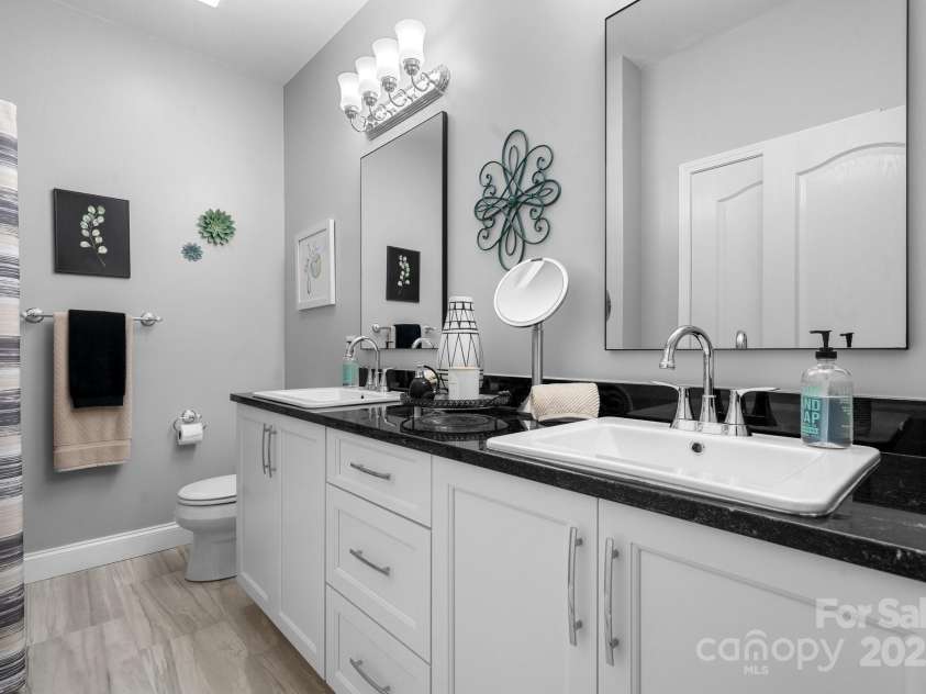 1246 Hillsboro Avenue, Hickory, NC 28602.  MLS# CAR4199854, YatesRealty ID 1745. Full hall bath - double sinks, tub / shower combo.