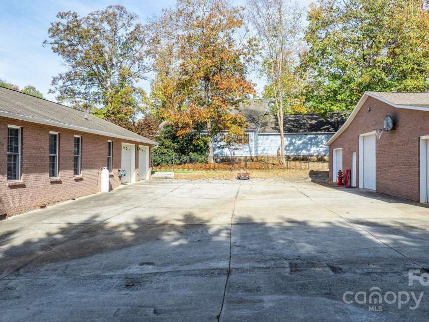1246 Hillsboro Avenue, Hickory, NC 28602.  MLS# CAR4199854, YatesRealty ID 1745. Garage lovers - Keep looking.