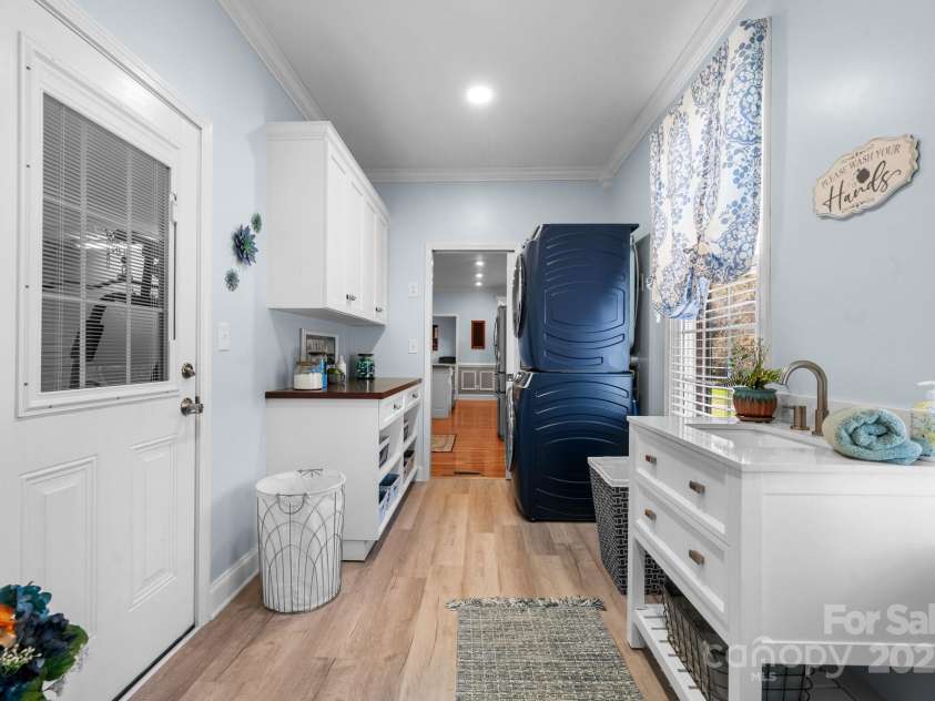 1246 Hillsboro Avenue, Hickory, NC 28602.  MLS# CAR4199854, YatesRealty ID 1745. Laundry off kitchen/ double attached garage.