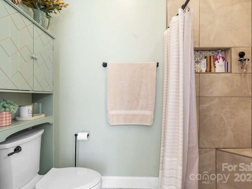 1246 Hillsboro Avenue, Hickory, NC 28602.  MLS# CAR4199854, YatesRealty ID 1745. Master bathroom