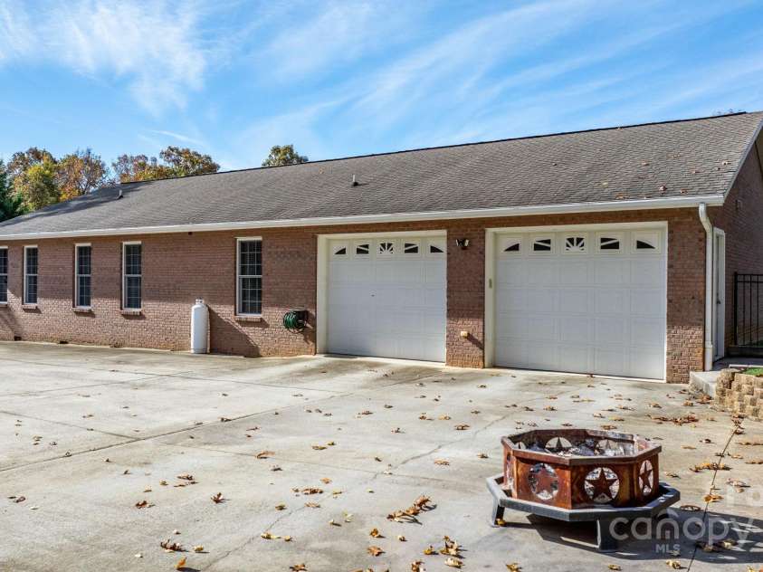 1246 Hillsboro Avenue, Hickory, NC 28602.  MLS# CAR4199854, YatesRealty ID 1745. Rear double garage attached, also please see above ground propane tank - easy to refill as needed!