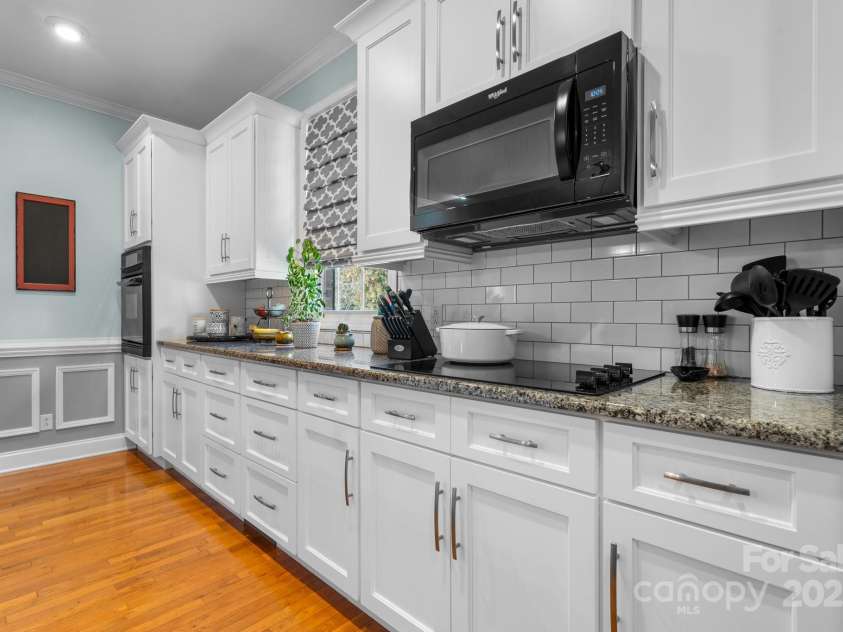 1246 Hillsboro Avenue, Hickory, NC 28602.  MLS# CAR4199854, YatesRealty ID 1745. Tile backsplash!