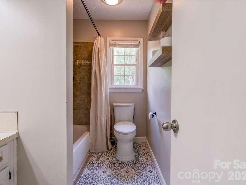 111 Harbor Point Drive, Cherryville, NC 28021.  MLS# CAR4377060, YatesRealty ID 17453. Bathroom 2
