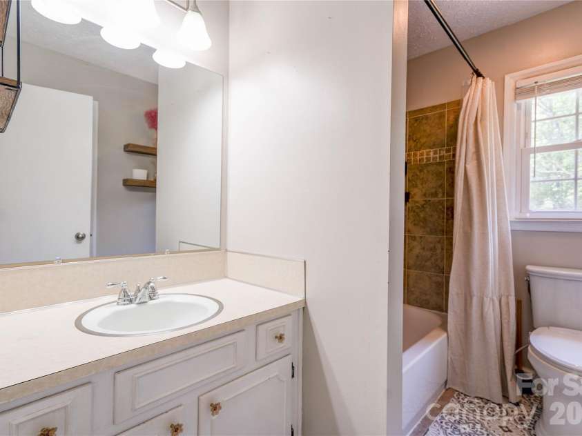 111 Harbor Point Drive, Cherryville, NC 28021.  MLS# CAR4377060, YatesRealty ID 17453. Bathroom 2