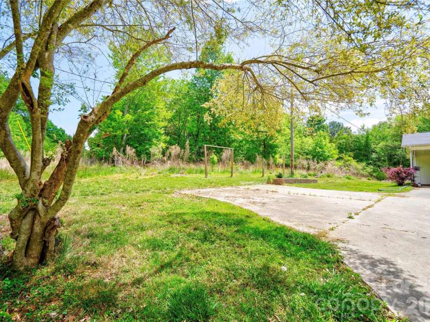 111 Harbor Point Drive, Cherryville, NC 28021.  MLS# CAR4377060, YatesRealty ID 17453. Extra Parking