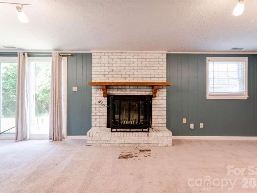 111 Harbor Point Drive, Cherryville, NC 28021.  MLS# CAR4377060, YatesRealty ID 17453. Family Room