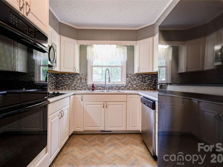 111 Harbor Point Drive, Cherryville, NC 28021.  MLS# CAR4377060, YatesRealty ID 17453. Kitchen