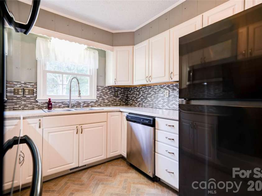 111 Harbor Point Drive, Cherryville, NC 28021.  MLS# CAR4377060, YatesRealty ID 17453. Kitchen