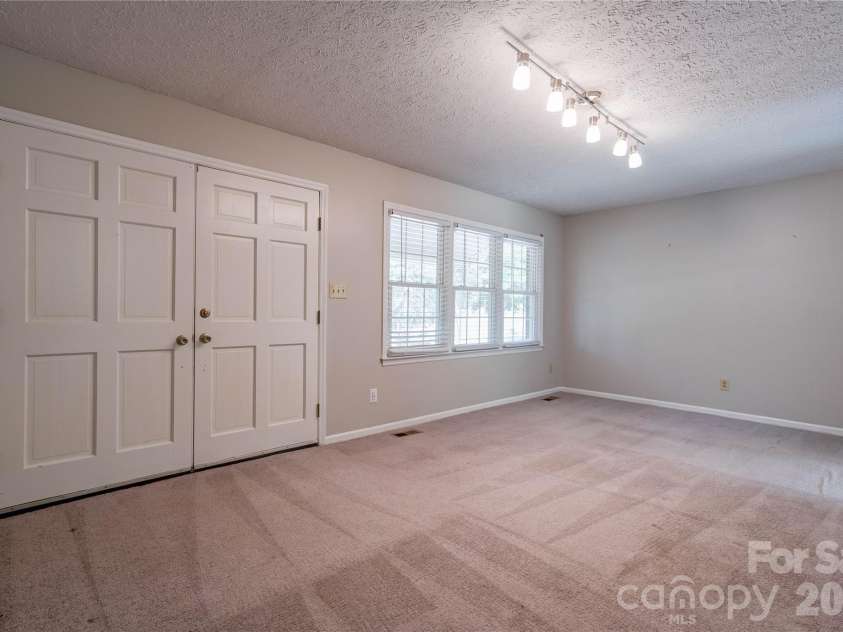 111 Harbor Point Drive, Cherryville, NC 28021.  MLS# CAR4377060, YatesRealty ID 17453. Living Room