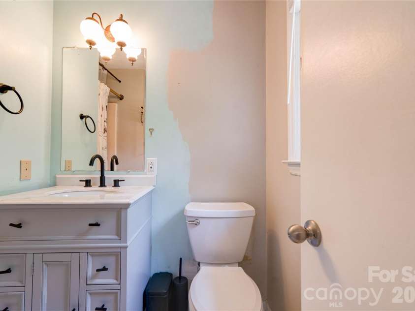111 Harbor Point Drive, Cherryville, NC 28021.  MLS# CAR4377060, YatesRealty ID 17453. Primary Bathroom