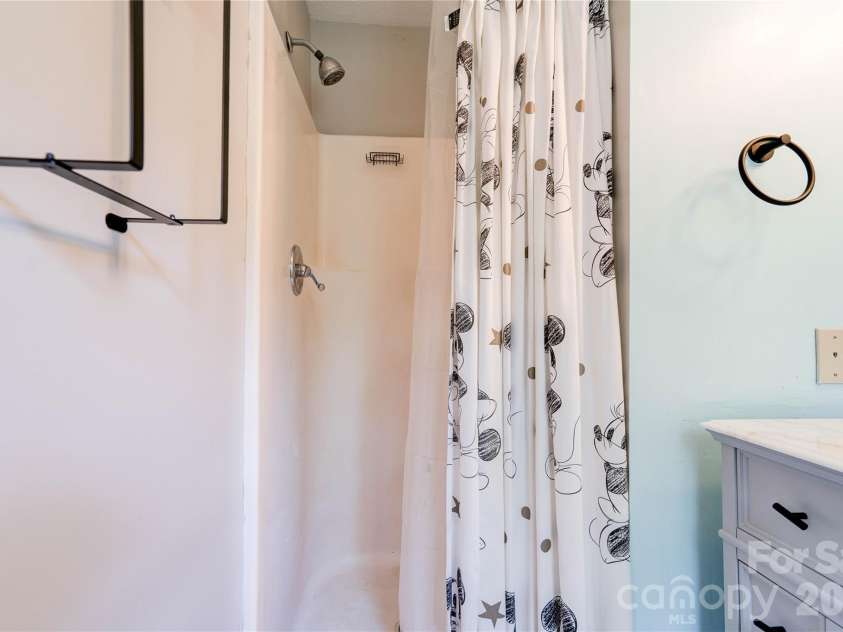 111 Harbor Point Drive, Cherryville, NC 28021.  MLS# CAR4377060, YatesRealty ID 17453. Primary Bathroom