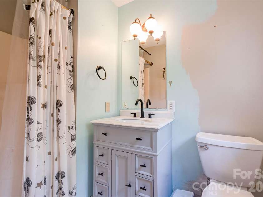 111 Harbor Point Drive, Cherryville, NC 28021.  MLS# CAR4377060, YatesRealty ID 17453. Primary Bathroom