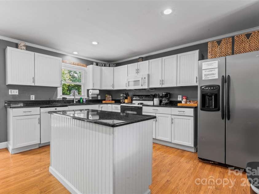 132 Marina Lane, Mooresville, NC 28117.  MLS# CAR4258337, YatesRealty ID 17454. 