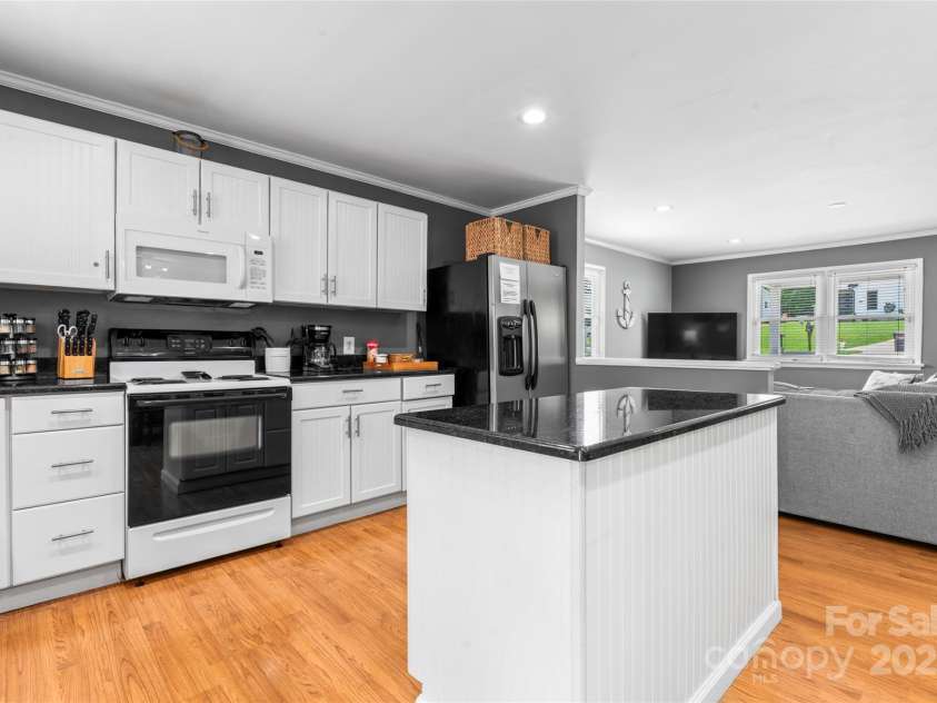 132 Marina Lane, Mooresville, NC 28117.  MLS# CAR4258337, YatesRealty ID 17454. 