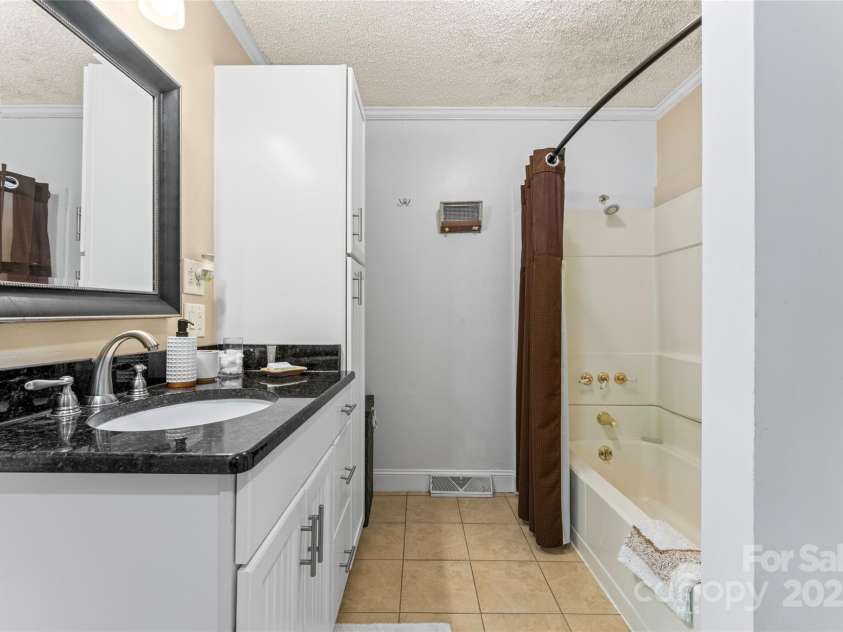 132 Marina Lane, Mooresville, NC 28117.  MLS# CAR4258337, YatesRealty ID 17454. 