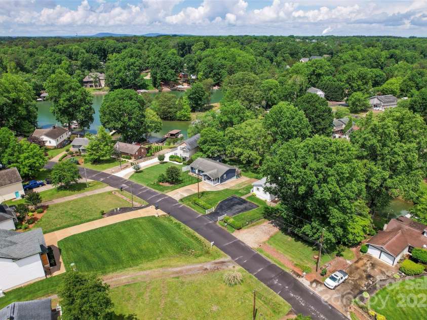 132 Marina Lane, Mooresville, NC 28117.  MLS# CAR4258337, YatesRealty ID 17454. 