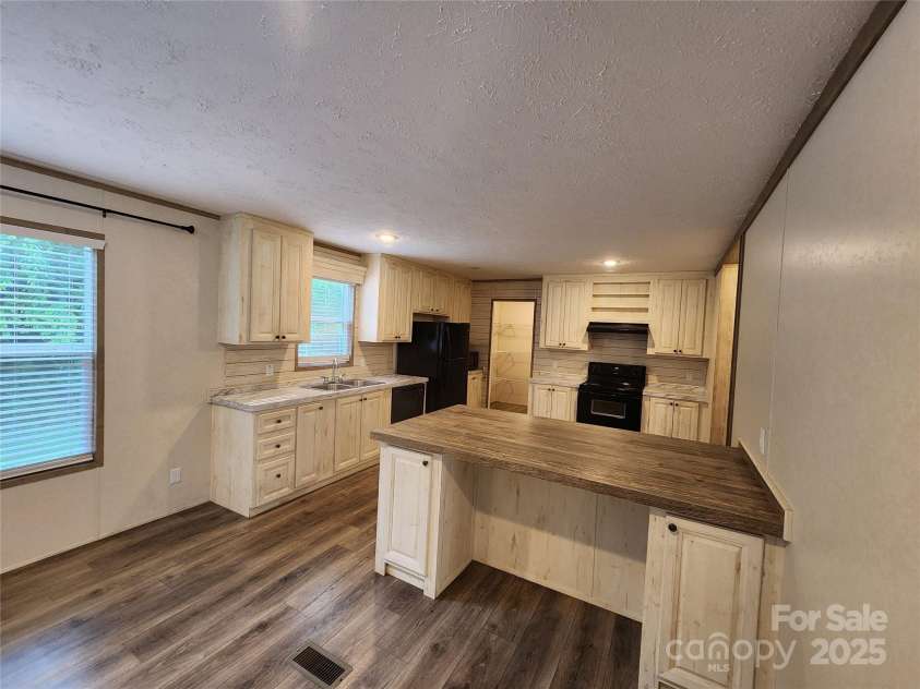 22 Ridge Top Acres Road, Candler, NC 28715.  MLS# CAR4265213, YatesRealty ID 17455. 