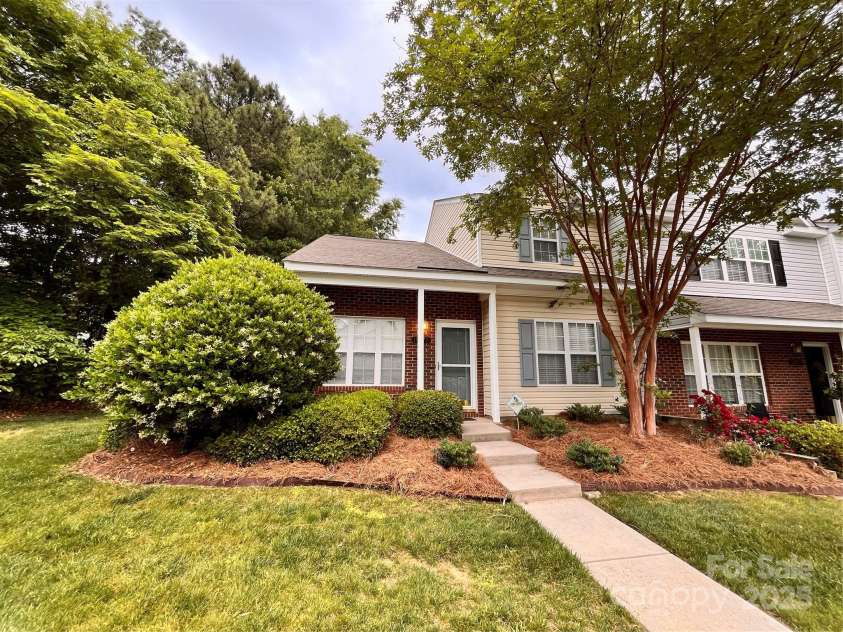 10875 Holly Ridge Boulevard, Charlotte, NC 28216.  MLS# CAR4135127, YatesRealty ID 17458. 