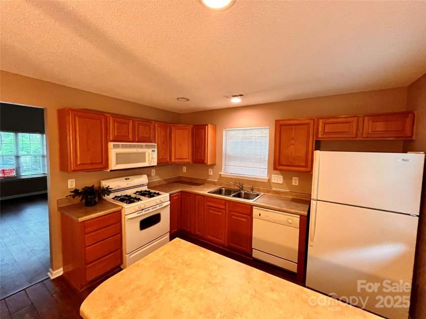10875 Holly Ridge Boulevard, Charlotte, NC 28216.  MLS# CAR4135127, YatesRealty ID 17458. 