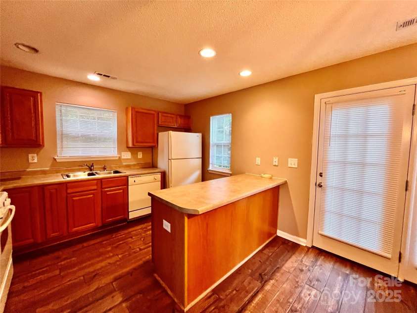 10875 Holly Ridge Boulevard, Charlotte, NC 28216.  MLS# CAR4135127, YatesRealty ID 17458. 