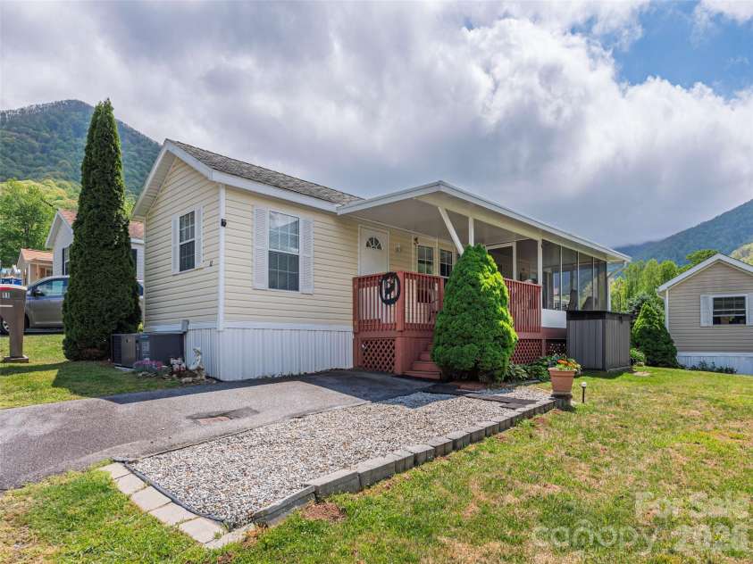 11 Valentine Drive, Maggie Valley, NC 28751.  MLS# CAR4377179, YatesRealty ID 17458. 