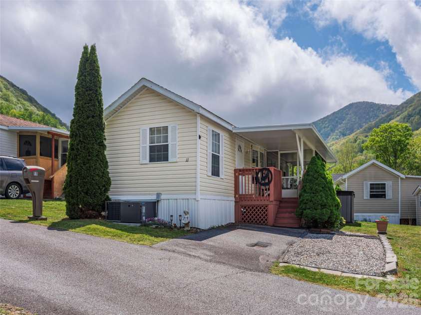 11 Valentine Drive, Maggie Valley, NC 28751.  MLS# CAR4377179, YatesRealty ID 17458. 