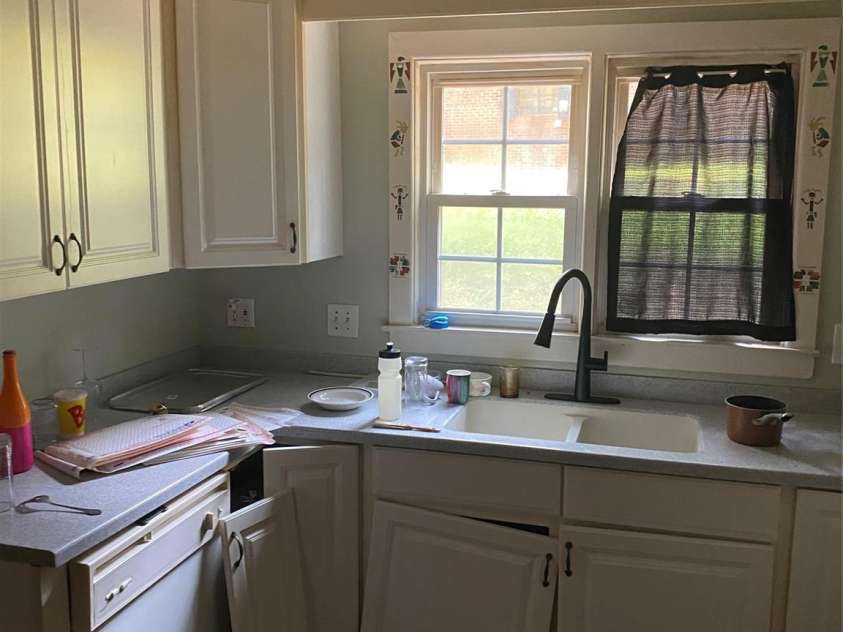 910 Parham Street, Henderson, NC 27536.  MLS# CAR4259921, YatesRealty ID 17459. 