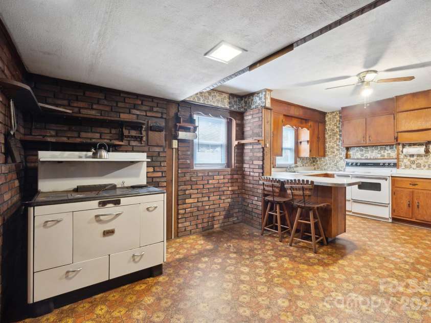 4233 Ralph Patton Road, Morganton, NC 28655.  MLS# CAR4201378, YatesRealty ID 1746. 