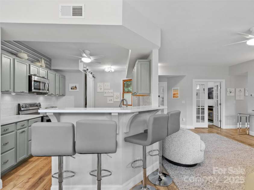 220 Stoney Falls Loop, Burnsville, NC 28714.  MLS# CAR4301323, YatesRealty ID 17460. 