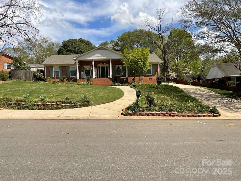 217 Windsor Drive, Shelby, NC 28150.  MLS# CAR4243848, YatesRealty ID 17461. 