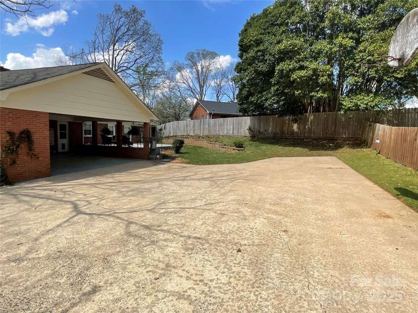 217 Windsor Drive, Shelby, NC 28150.  MLS# CAR4243848, YatesRealty ID 17461. 