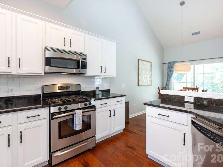 2304 Coltsgate Road, Waxhaw, NC 28173.  MLS# CAR4377266, YatesRealty ID 17461. Gas range