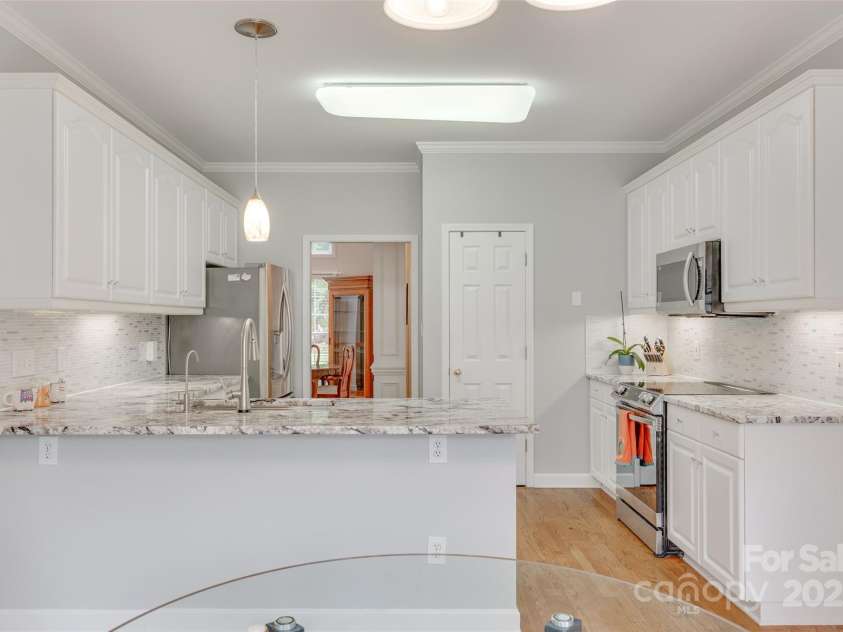 1305 Yellowood Court, Rock Hill, SC 29732.  MLS# CAR4258397, YatesRealty ID 17462. Stainless appliances and newly replaced granite and backsplash.