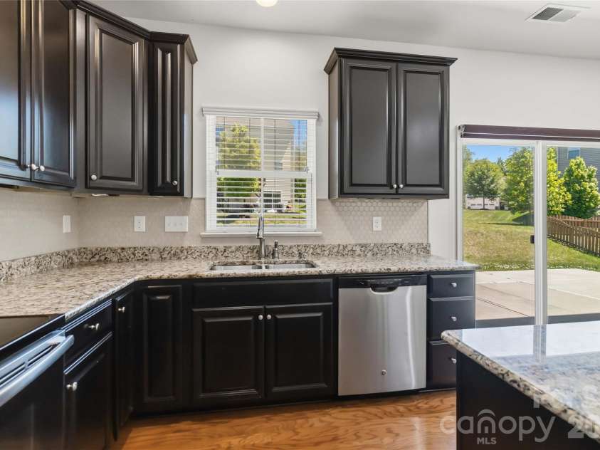 3531 Ettrick Place, Charlotte, NC 28278.  MLS# CAR4362782, YatesRealty ID 17463. 