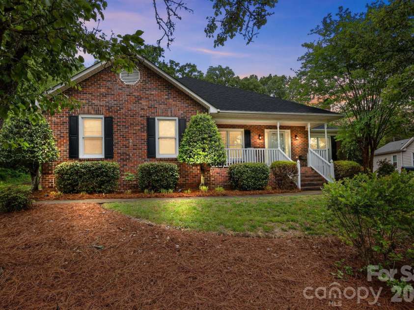 11331 Mendora Drive, Charlotte, NC 28215.  MLS# CAR4376257, YatesRealty ID 17464. 