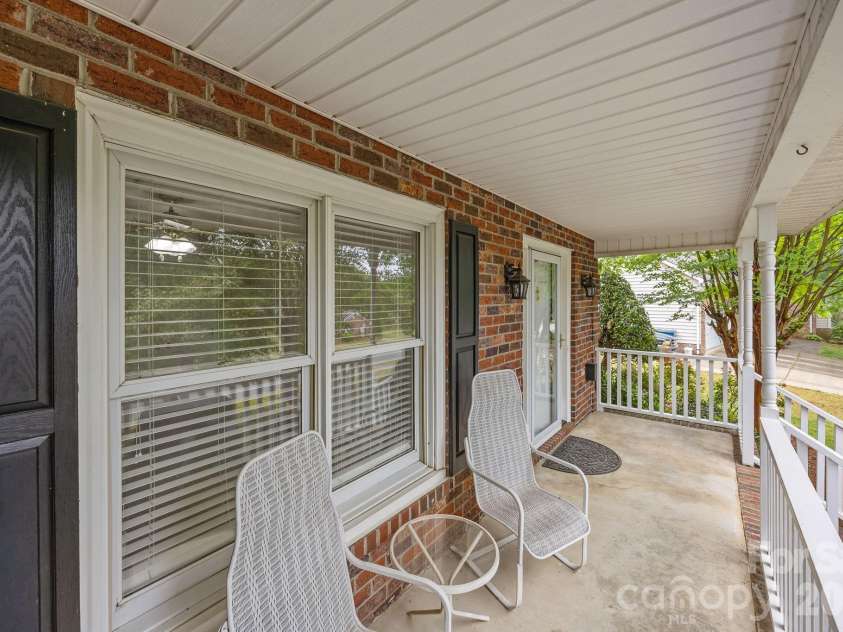 11331 Mendora Drive, Charlotte, NC 28215.  MLS# CAR4376257, YatesRealty ID 17464. 