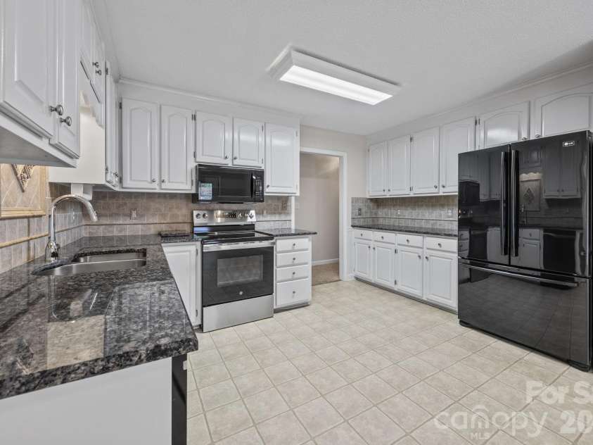 11331 Mendora Drive, Charlotte, NC 28215.  MLS# CAR4376257, YatesRealty ID 17464. 
