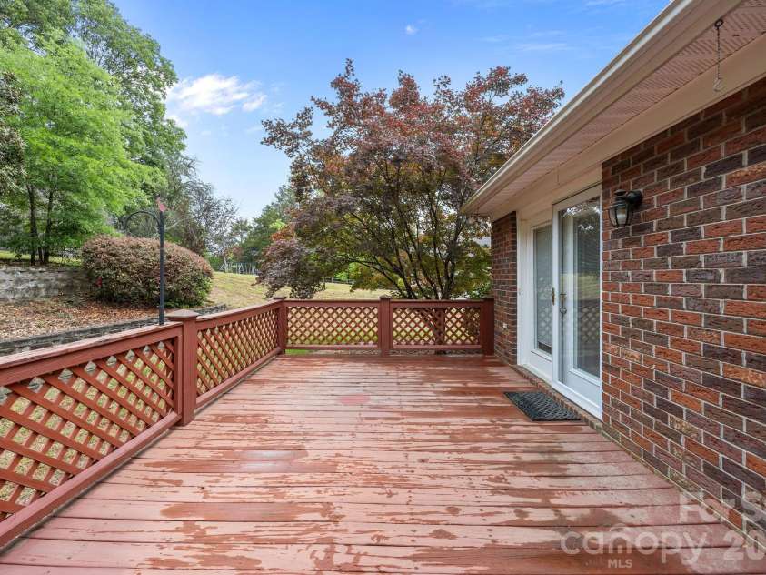 11331 Mendora Drive, Charlotte, NC 28215.  MLS# CAR4376257, YatesRealty ID 17464. 