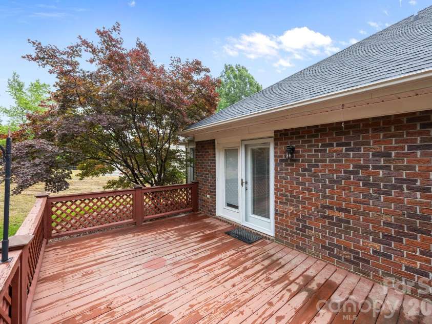 11331 Mendora Drive, Charlotte, NC 28215.  MLS# CAR4376257, YatesRealty ID 17464. 