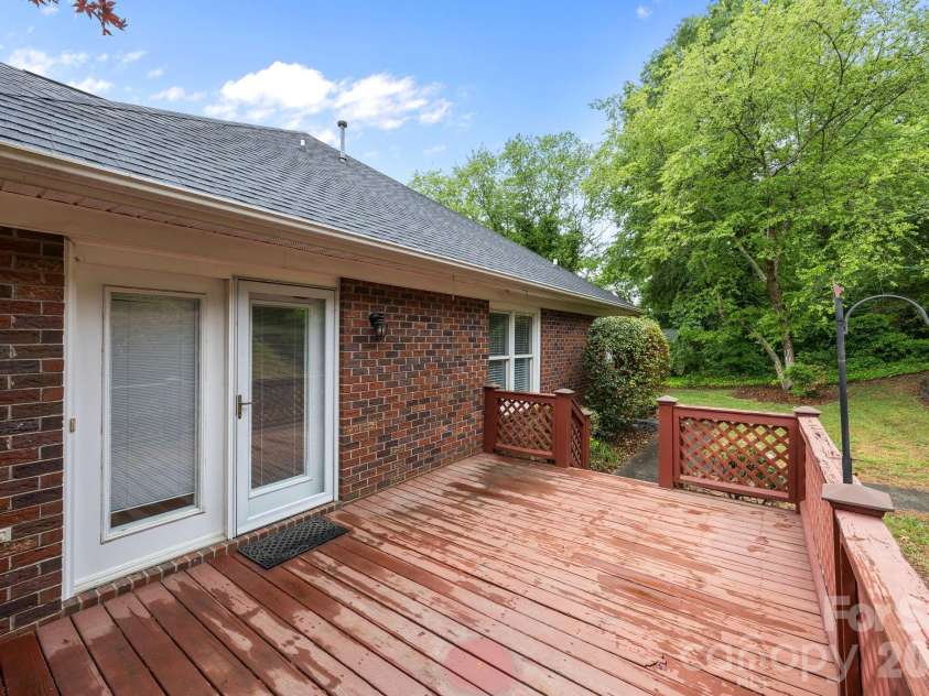 11331 Mendora Drive, Charlotte, NC 28215.  MLS# CAR4376257, YatesRealty ID 17464. 