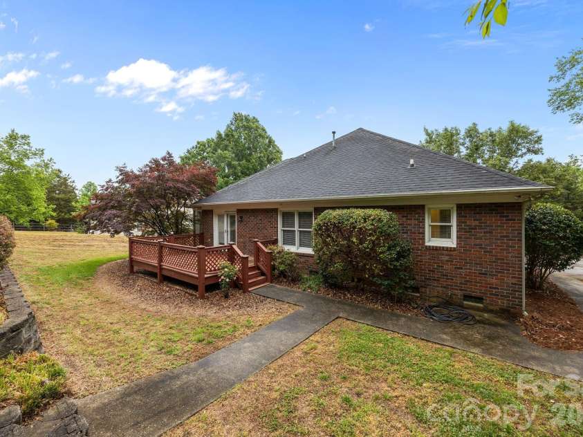 11331 Mendora Drive, Charlotte, NC 28215.  MLS# CAR4376257, YatesRealty ID 17464. 