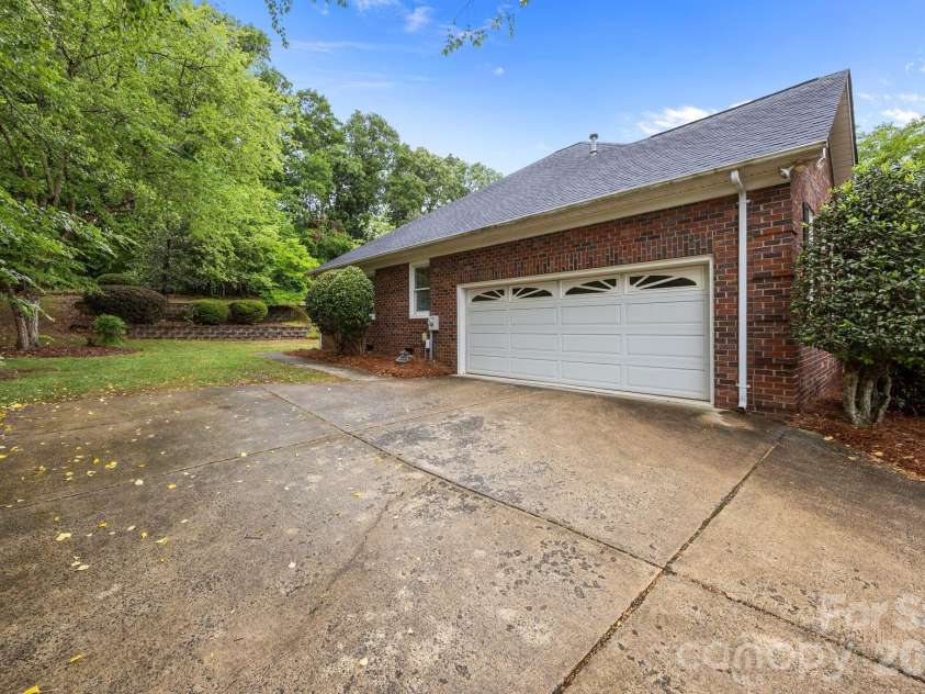 11331 Mendora Drive, Charlotte, NC 28215.  MLS# CAR4376257, YatesRealty ID 17464. 