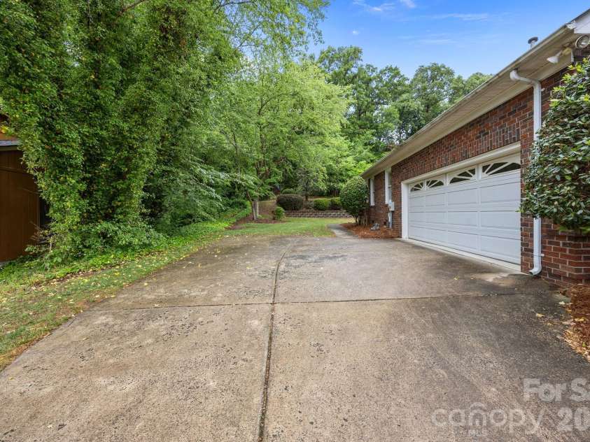 11331 Mendora Drive, Charlotte, NC 28215.  MLS# CAR4376257, YatesRealty ID 17464. 