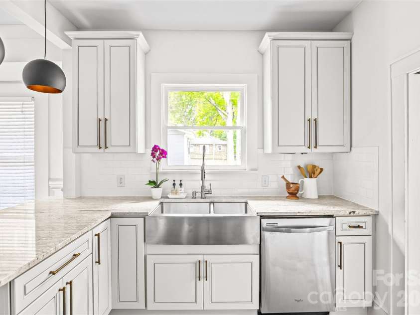 1827 Thomas Avenue, Charlotte, NC 28205.  MLS# CAR4362609, YatesRealty ID 17465. 