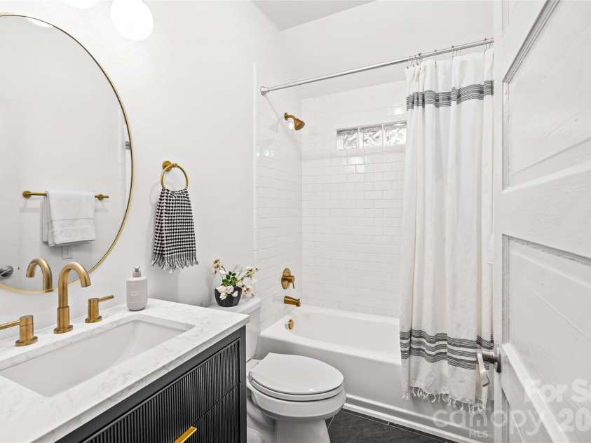 1827 Thomas Avenue, Charlotte, NC 28205.  MLS# CAR4362609, YatesRealty ID 17465. 