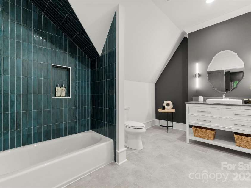 4142 Pineview Road, Charlotte, NC 28211.  MLS# CAR4127542, YatesRealty ID 17466. 3rd floor full bath
