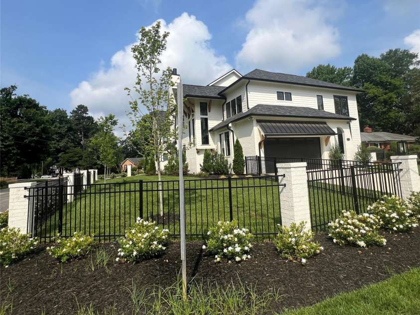 4142 Pineview Road, Charlotte, NC 28211.  MLS# CAR4127542, YatesRealty ID 17466. Fenced front yard