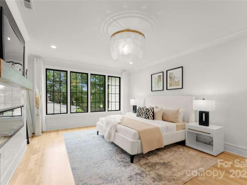 4142 Pineview Road, Charlotte, NC 28211.  MLS# CAR4127542, YatesRealty ID 17466. King's and Queen's room